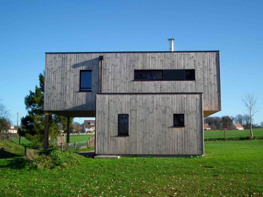Concevoir une maison cubique en bois en Normandie.